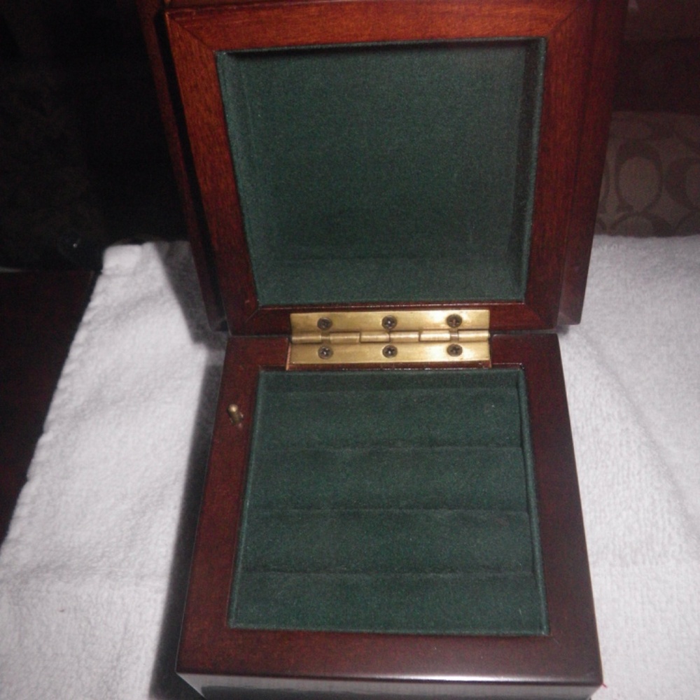 Bombay Jewelry Music Box